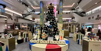 Jo Malone London, brand asal Inggris memperkenalkan koleksi akhir tahun dengan kemasan seru. Inilah musim untuk bersenang-senang dengan segudang permainan, dengan semangat selebrasi. Beragam pesta meriah khas akhir tahun akan menanti untuk kita hadiri, di mana bingkisan tertuju pada hadiah dengan aroma khas. Suasana meriah inilah yang disuguhkan oleh Jo Malone London dan bentuk Pop Up di Plaza Indonesia. / Foto dok : Fimela.com.