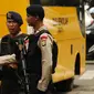 Petugas Kepolisian bersiaga menjaga keamanan di Terminal Blok M Jakarta, Senin (21/12/2015). Bus sekolah dikerahkan untuk mengantisipasi penumpukan penumpang seiring mogoknya sejumlah sopir metromini. (Liputan6.com/Helmi Fithriansyah)