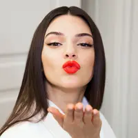 Penasaran dengan produk kecantikan yang selalu ada di dalam tas makeup Kendall Jenner? Ini dia jawabannya. (Foto: Pinterest)