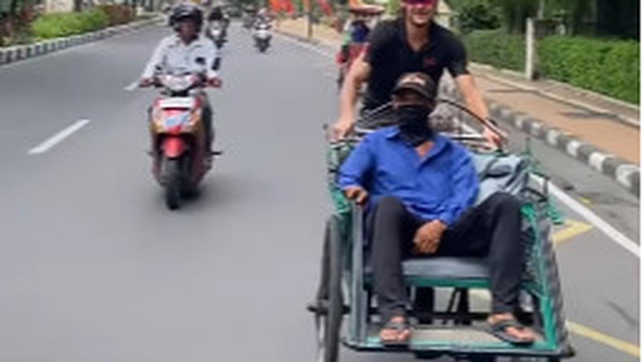 Kelakuan Bule ini jadi Sorotan