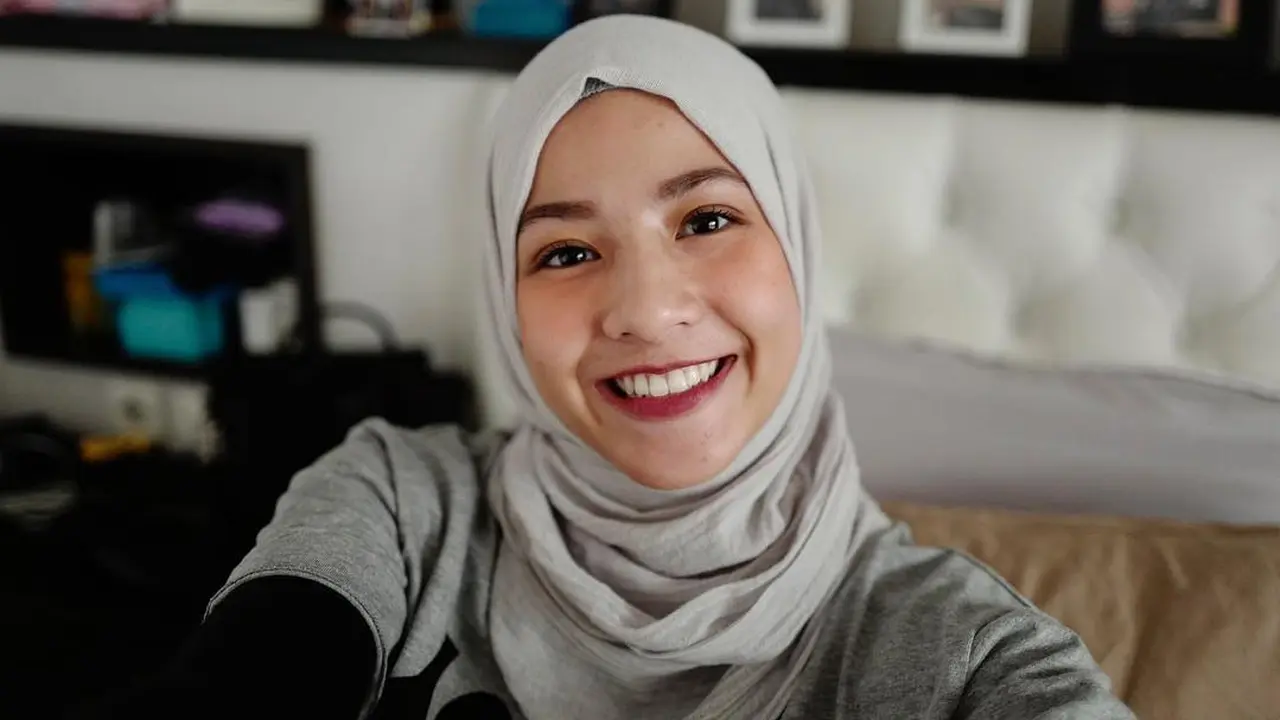 [Bintang] Lipstik Merah Natasha Rizki Ini Cocok untuk Perempuan Berhijab