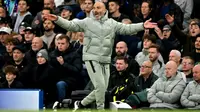 Pelatih kepala Chelsea asal Italia, Enzo Maresca, memberikan instruksi kepada para pemain dari pinggir lapangan dalam pertandingan Premier League antara Chelsea dan Liverpool di Stamford Bridge, London, pada 4 Oktober 2025. (Glyn KIRK/AFP)