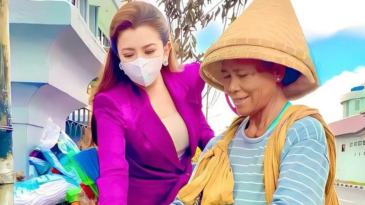 Momen Hari Ibu, Heni Tania Istri Kombes Borong Dagangan Emak-emak Lanjut Usia yang Sedang Berjualan 'Ya Allah Nenek Kancingnya Lepas