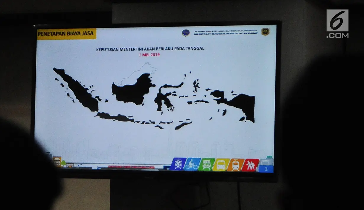 Layar monitor memperlihatkan penetapan biaya jasa saat pengumuman tarif untuk ojek online (ojol) di Kementerian Perhubungan, Jakarta, Senin (25/3). Tarif batas bawah untuk Jabodetabek sebesar Rp 2.000 per km dan dan batas atas Rp 2.500 per km. (Liputan6.com/Herman Zakharia)