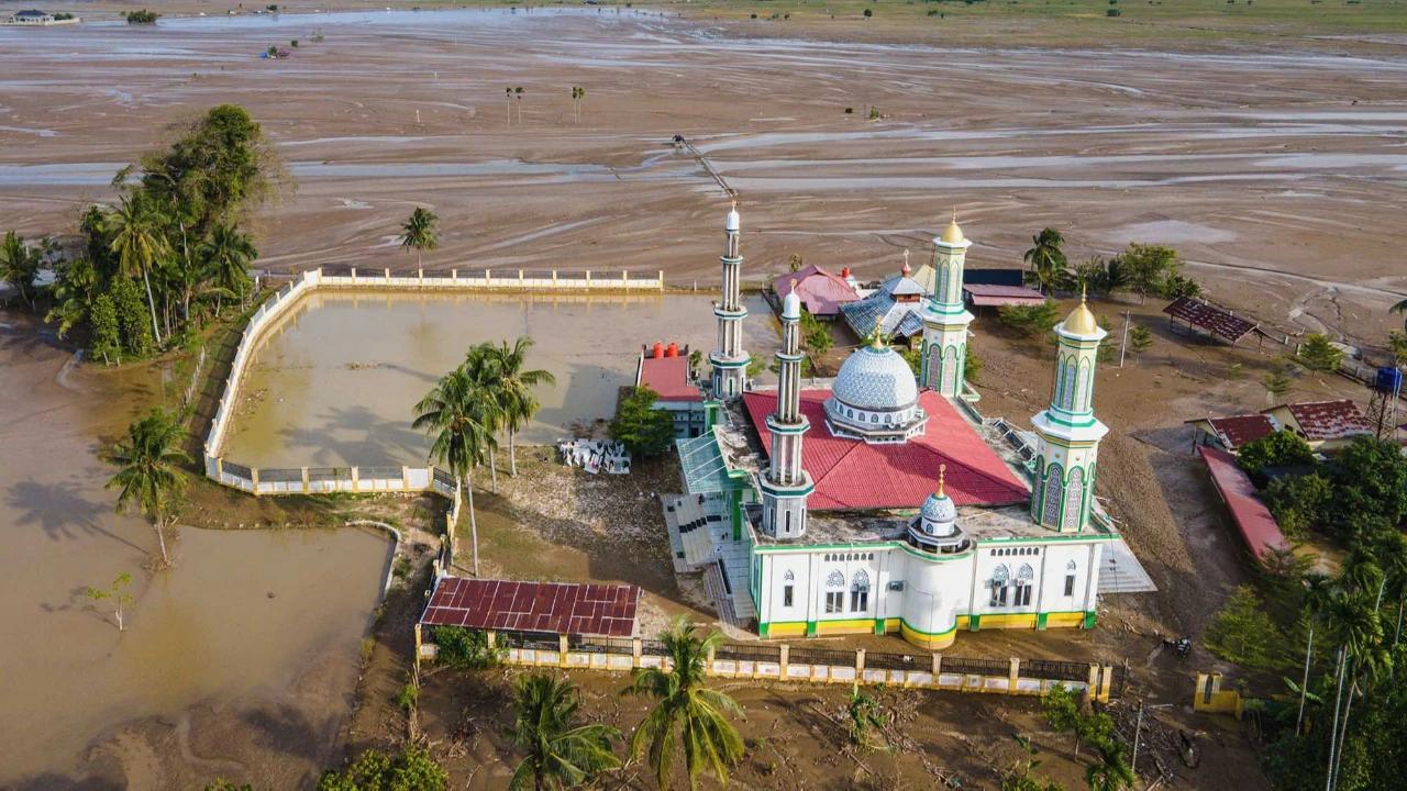 FOTO: Ribuan Hektare Sawah Terkubur Lumpur, Upaya Pemulihan Dikebut Pemerintah