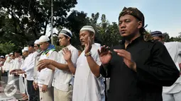 Sejumlah demonstran melaksanakan salat ashar di depan Balai Kota, Jalan Medan Merdeka Selatan, Jakarta, Jumat (4/11). Meski kesulitan untuk mendapatkan air untuk wudhu, tidak mengurangi niat mereka untuk melaksanakan ibadah. (Liputan6.com/Yoppy Renato)
