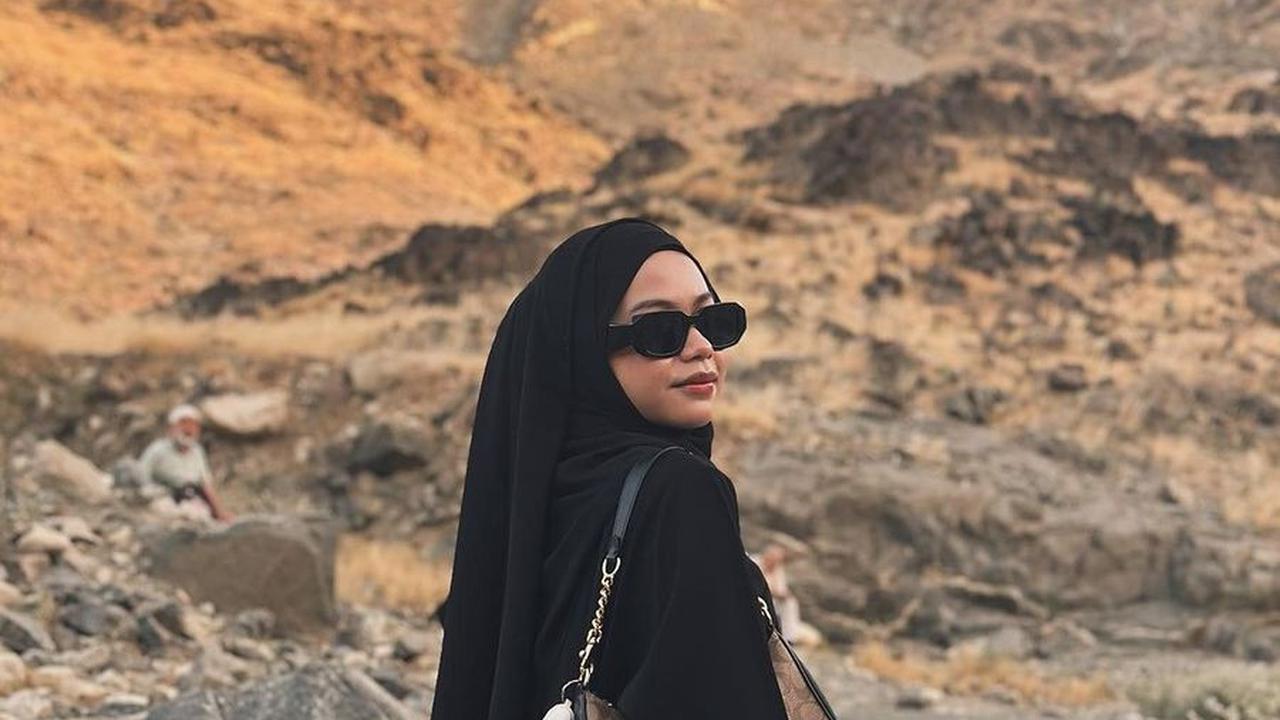Terkagum dan Tak Pernah Berhenti Bersyukur, Ini 8 Potret Lady Rara Saat Lakukan Umrah Bareng Sang Ibunda