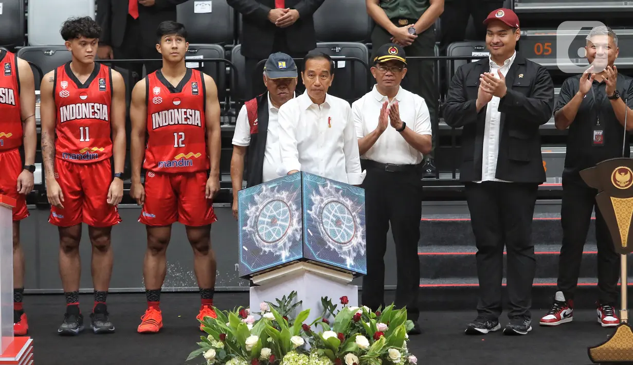 Presiden Joko Widodo (Jokowi) melaksanakan peresmian Indoor Multifunction Stadium (IMS) atau Indonesia Arena di Kompleks Gelora Bung Karno (GBK), Jakarta, Senin (7/8/2023). (Liputan6.com/Angga Yuniar)