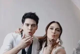 Lihat di sini souvenir tamu undangan resepsi kedua Luna Maya dan Maxime Bouttier. [@lunamaya].
