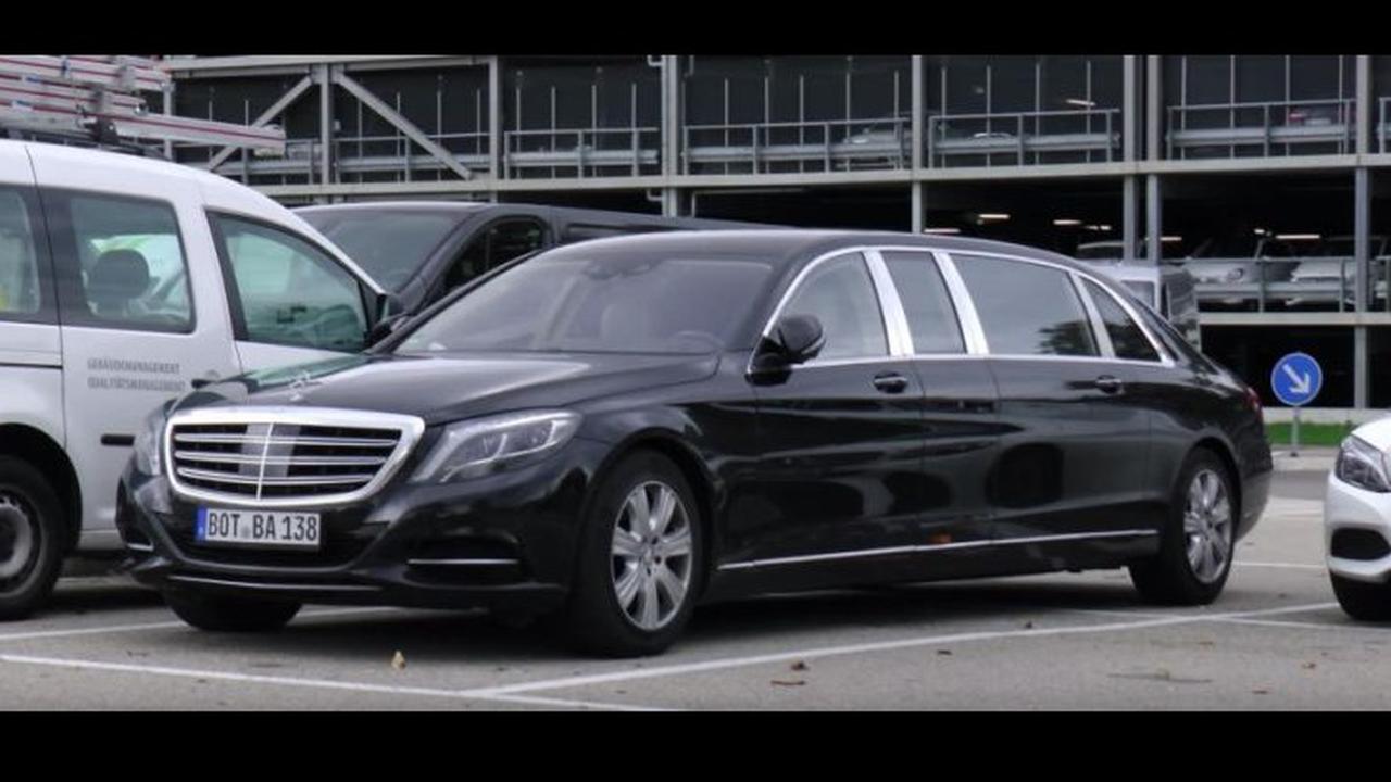 Terlalu Panjang Limousine Mercy Butuh Dua Blok Untuk Parkir