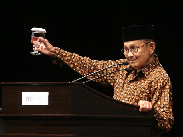 Kata Kata Bijak Bj Habibie Yang Menginspirasi Surabaya Liputan6 Com