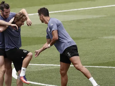 Pemain Real Madrid, Modric, Bale dan Ronaldo saat mengikuti sesi latihan jelang laga final Liga Champions di Madrid, Spanyol (30/05/3017). Di laga final nanti Real Madrid akan berhadapan dengan Juventus. (EPA/Mariscal)