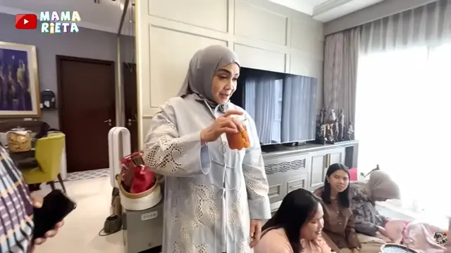 Potret Ruang Makan Rumah Rieta Amilia
