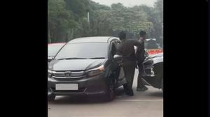 Rekaman Dua Pria Diduga Gesek Nomor Rangka Mobil Viral, Polisi Telusuri