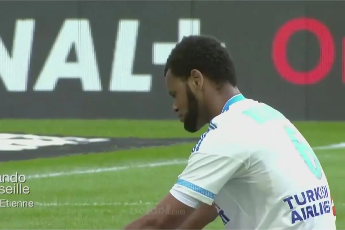 Gol Bunuh Diri dengan Dua Kaki Rolando Membuat Kemenangan Etienne