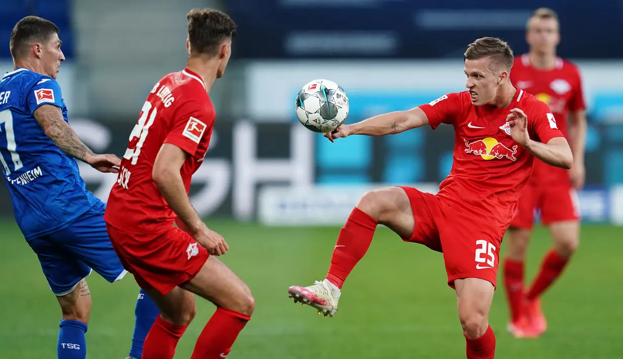 Gelandang RB Leipzig, Dani Olmo, berebut bola dengan pemain Hoffenheim pada laga lanjutan Bundesliga peka ke-30 di Rhein-Neckar Arena, Sabtu (13/6/2020) dini hari WIB. Leipzig menang 2-0 atas Hoffenheim. (AFP/Uwe Anspach/Pool)