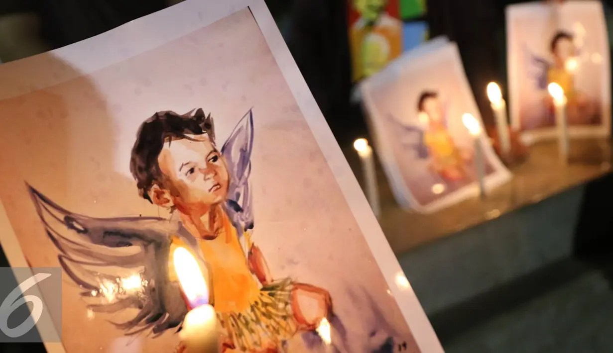 Sebuah poster bergambar Intan Olivia Marbun yang merupakan korban dari pelemparan Bom Samarinda dibawa saat aksi doa bersama di depan Istana Negara, Jakarta, Selasa (15/11). (Liputan6.com/Immanuel Antonius)