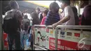 Para penumpang rela antri untuk bisa menaiki bus Transjakarta, Jakarta, Senin (11/8/2014)(Liputan6.com/Faizal Fanani)