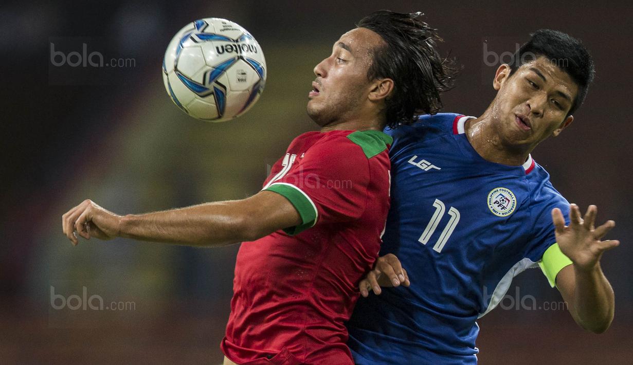 Striker Timnas Indonesia, Ezra Walian, duel udara dengan pemain Filipina pada laga SEA Games di Stadion Shah Alam, Selangor, Kamis (17/8/2017). Indonesia menang 3-0 atas Filipina. (Bola.com/Vitalis Yogi Trisna)