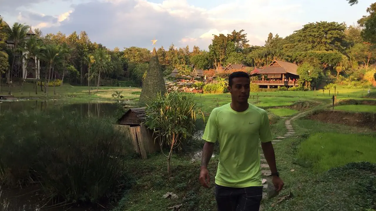 Thiago Liburan di Thailand