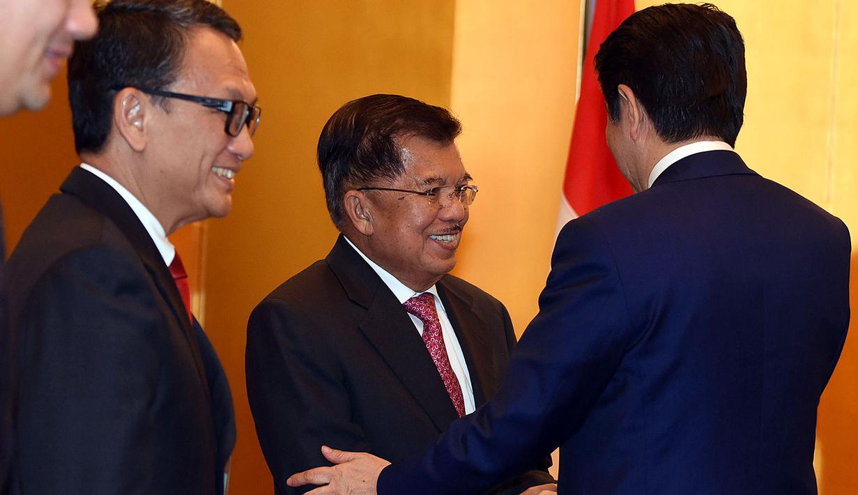 Perdana Menteri Jepang Shinzo Abe (kanan) menyapa Wakil Presiden Jusuf Kalla sebelum melakukan pertemuan bilateral di Tokyo, Jepang, Senin (5/6). Pertemuan itu membahas peningkatan penerimaan tenaga kerja Indonesia ke Jepang. (Tim Media Wapres)