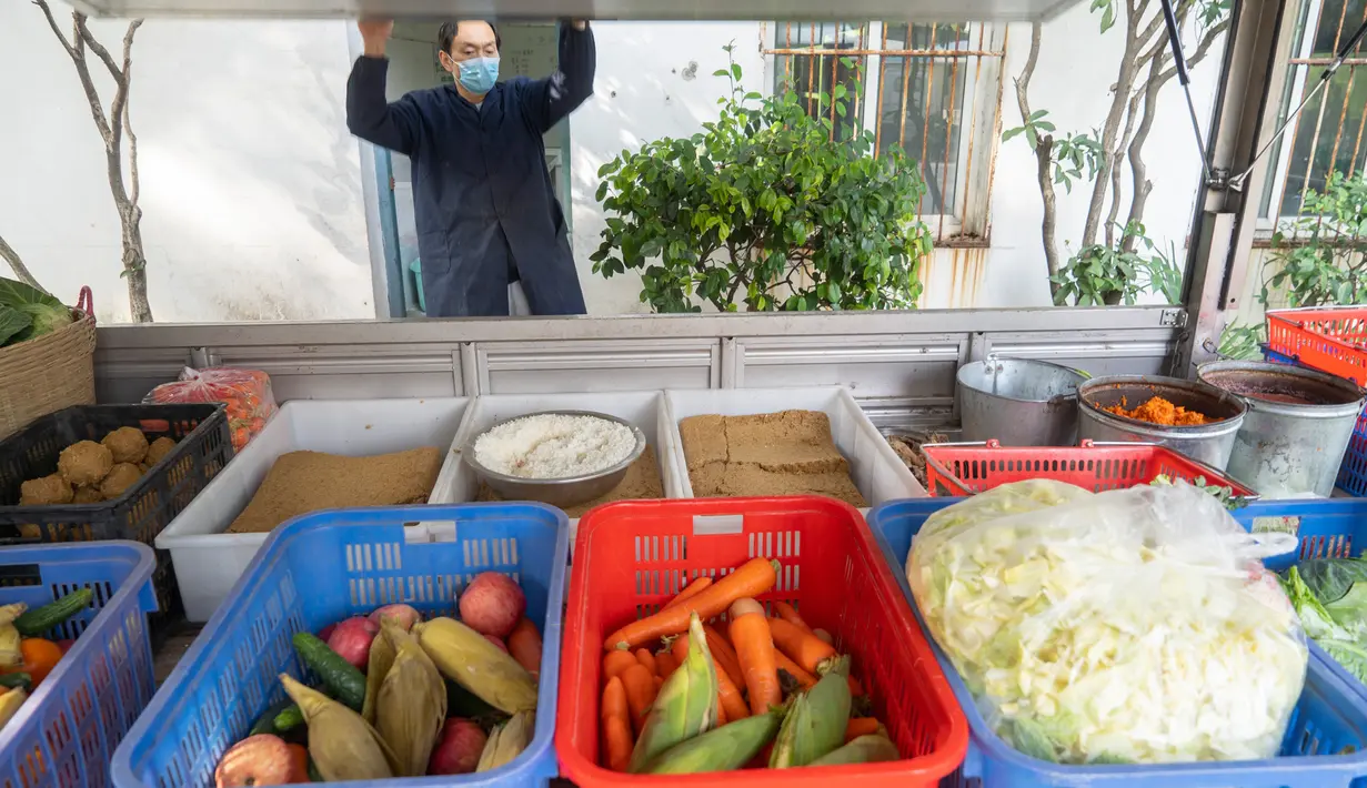 Petugas bersiap mengantarkan makanan untuk hewan-hewan di Kebun Binatang Wuhan di Wuhan, Provinsi Hubei, China tengah, pada 13 Maret 2020. Kebun Binatang Wuhan ditutup pada 22 Januari lalu setelah merebaknya COVID-19. (Xinhua/Cai Yang)