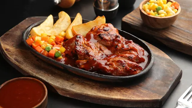 Menu Chicken BBQ Grill dengan saus barbeque yang spesial. (Istimewa).