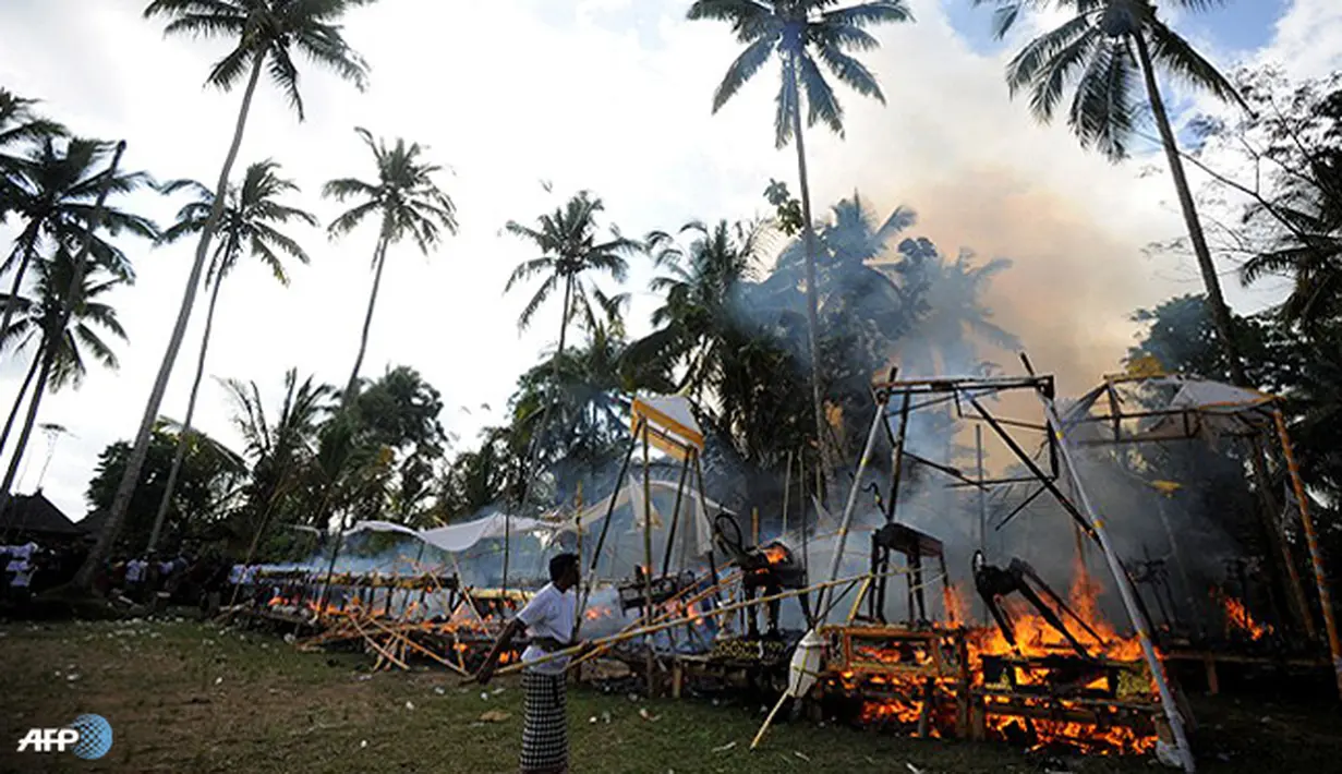 Proses pembakaran jenazah menjadi abu memakan waktu sekitar sejam. Setelah didoakan kembali, abu dibawa ke laut untuk dilarung. Mereka percaya, inilah jalan menuju ke rumah keabadian, istana Sang Maha Kuasa. (AFP/Sonny Tumbelaka/wwn)