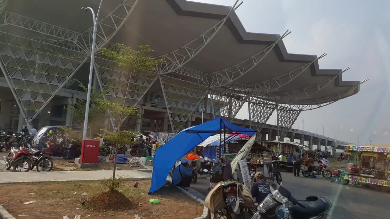 Bandara Kertajati sore hari menjadi tempat ngabuburit masyarakat sekitar (dok. Lely Pelitasari Soebekty)
