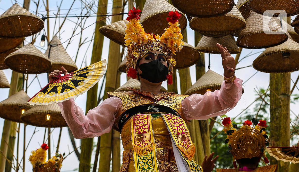Penari dengan batik dan pakaian tradisional menggelar tarian dan fashion show di Grand Smesco Hills Cisarua, Bogor, Minggu (11/4/2021). Smesco Indonesia dan Yayasan Belantara Budaya Indonesia berkolaborasi menyelenggarakan pagelaran wastra dan budaya menyambut Hari Kartini. (Liputan6.com/JohanTallo)