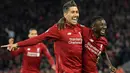 Pemain Liverpool, Naby Keita berselebrasi dengan rekannya, Roberto Firmino setelah mencetak gol ke gawang Porto dalam leg pertama perempat final Liga Champions di Stadion Anfield, Rabu (10/4/2019). Liverpool mengalahkan Porto 2-0 melalui sumbangan Naby Keita dan Roberto Firmino. (Paul ELLIS / AFP)