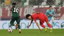 Striker Timnas Arab Saudi, Salem Aldawsari (kiri) berusaha melewati gelandang Korea Selatan, Hwang In-beom pada laga babak 16 besar Piala Asia 2023 di Education City Stadium, Al Rayyan, Qatar, Rabu (31/1/2024) dini hari WIB. (AP Photo/Aijaz Rahi)