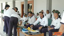 Citizen6, Surabaya: Ribuan prajurit Kobangdikal melaksanakan pembinaan fisik dengan lari siang yang dilanjutkan pesta makan buah mangga, Rabu (31/10). (Pengirim: Penkobangdikal). 