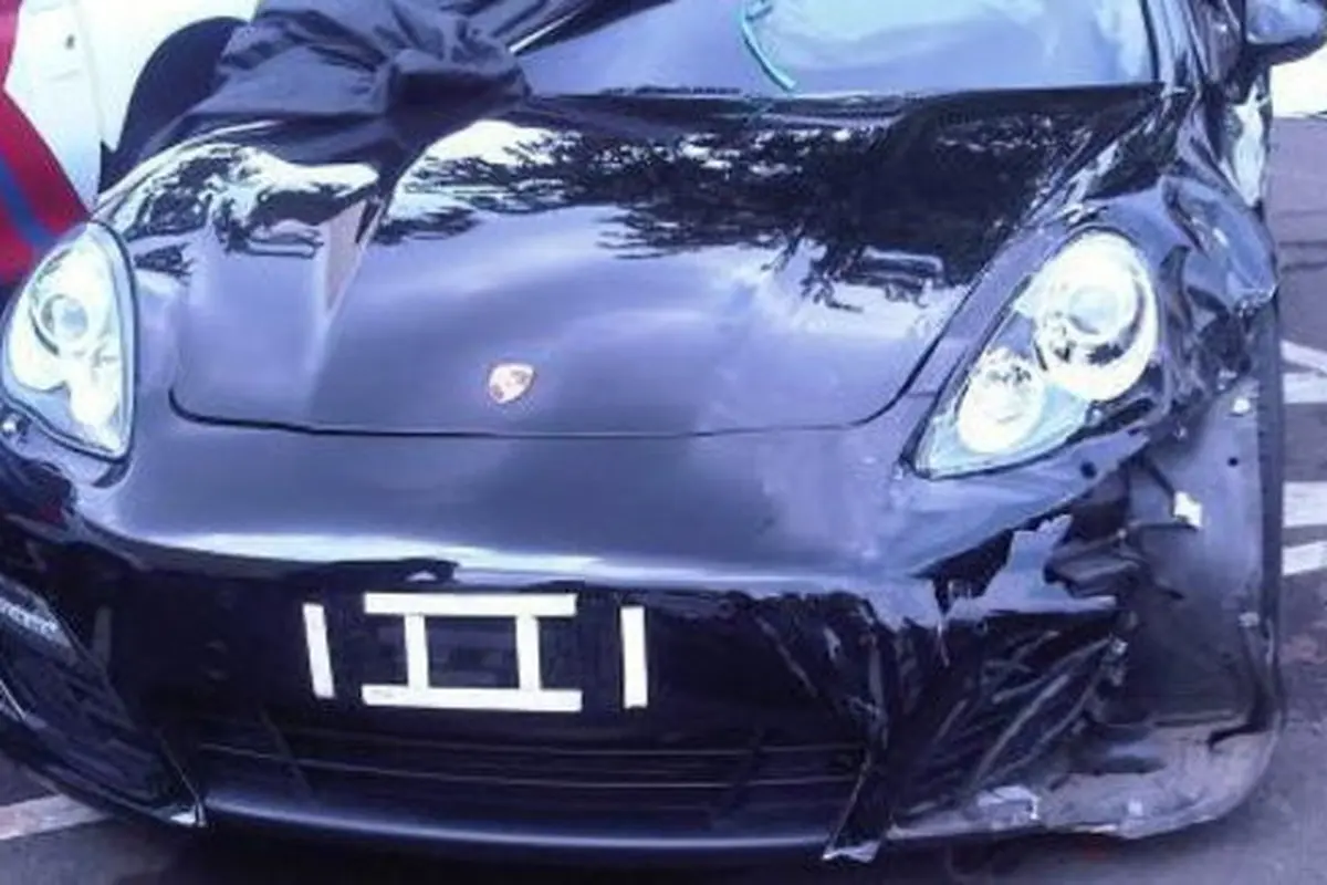 Porsche Panamera vs Daihatsu Sirion