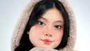 Terlihat sederhana, namun makeup look Hanum Mega di sini banyak dipuji imut oleh netizen. Mengenakan hoodie cokelat, makeup bak boneka bernuansa merah muda tampak sempurna diciptakan Hanum Mega, dilengkapi dengan rambut hitam panjangnya yang dibiarkant tergerai. Foto: Instagram.
