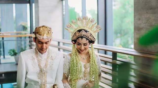 Suku di Indonesia: pernikahan-adat-madura by bridestory