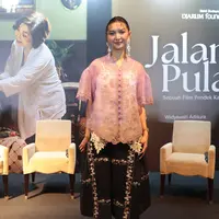 Aktris Sheila Dara Aisha menyampaikan pandangannya tentang makna kebaya saat konferensi pers film pendek Jalan Pulang di Jakarta, Rabu (22/7/2026). Menurutnya, kebaya telah menjadi bagian dari berbagai momen penting bersama keluarga sejak masa kecil. (KLY/Budy Santoso)