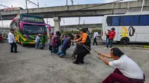 Keseruan Lomba Tarik Bus Meriahkan HUT Kemerdekaan RI ke-81 RI