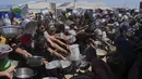 Distribusi bantuan kemanusiaan di Gaza pun mengalami sejumlah hambatan. Di mana dari 900 truk bantuan yang disetujui hanya kurang dari 600 yang berhasil dibongkar. (AP Photo/Abdel Kareem Hana)