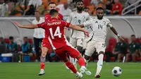 Pemain Arab Saudi Moteb Alharbi (kanan) berebut bola dengan pemain Indonesia Joey Pelupessy dalam pertandingan babak keempat kualifikasi Piala Dunia 2026&nbsp;di King Abdullah Sports City Stadium, Jeddah, pada Kamis (9/10/2025) dini hari WIB. (AP Photo).