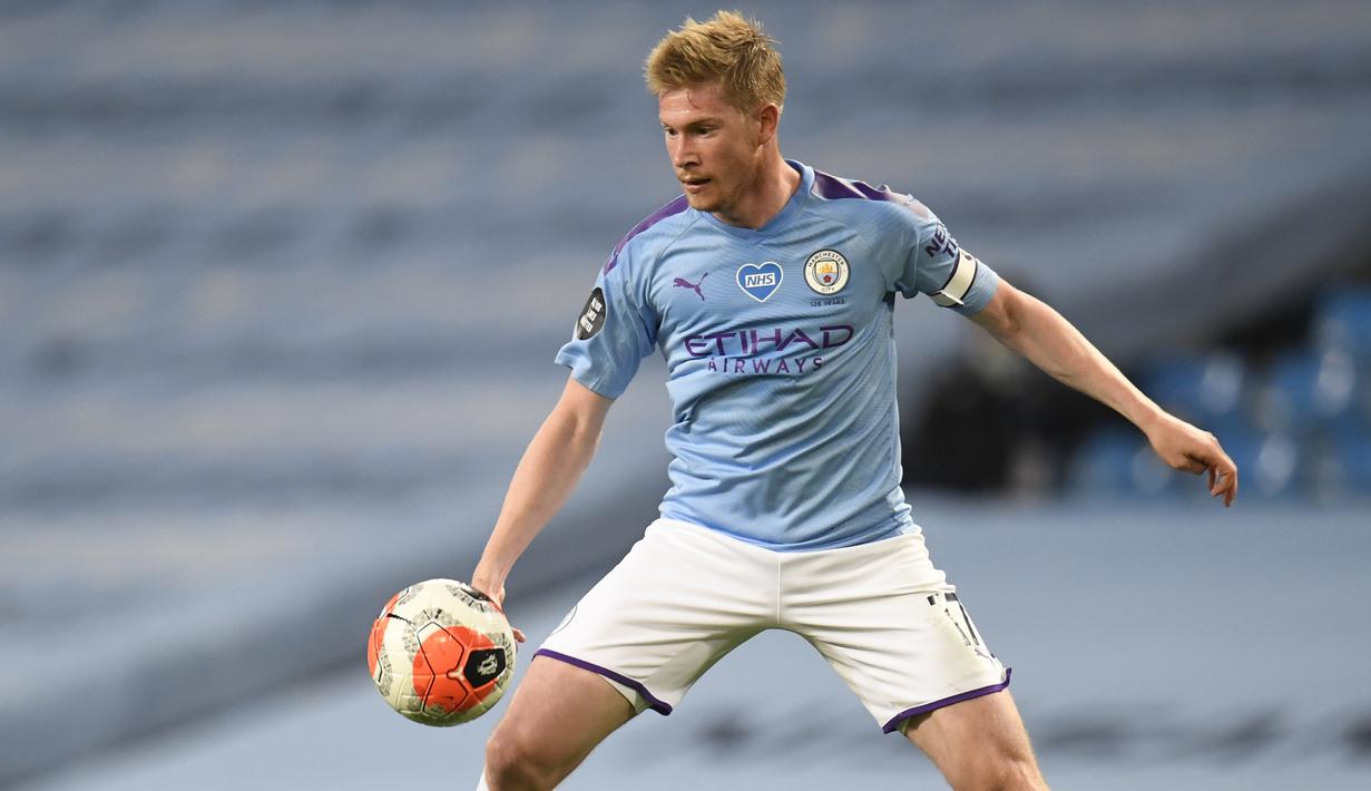 2. Kevin De Bruyne - Pemain berusia 29 tahun ini memiliki kreativitas dan menjadi gelandang terbaik di Manchester City. Guardiola mampu memaksimalkan kemampuan De Bruyne dan membuat bintang asal Belgia ini semakin bersinar. (AFP/Peter Powel/pool)
