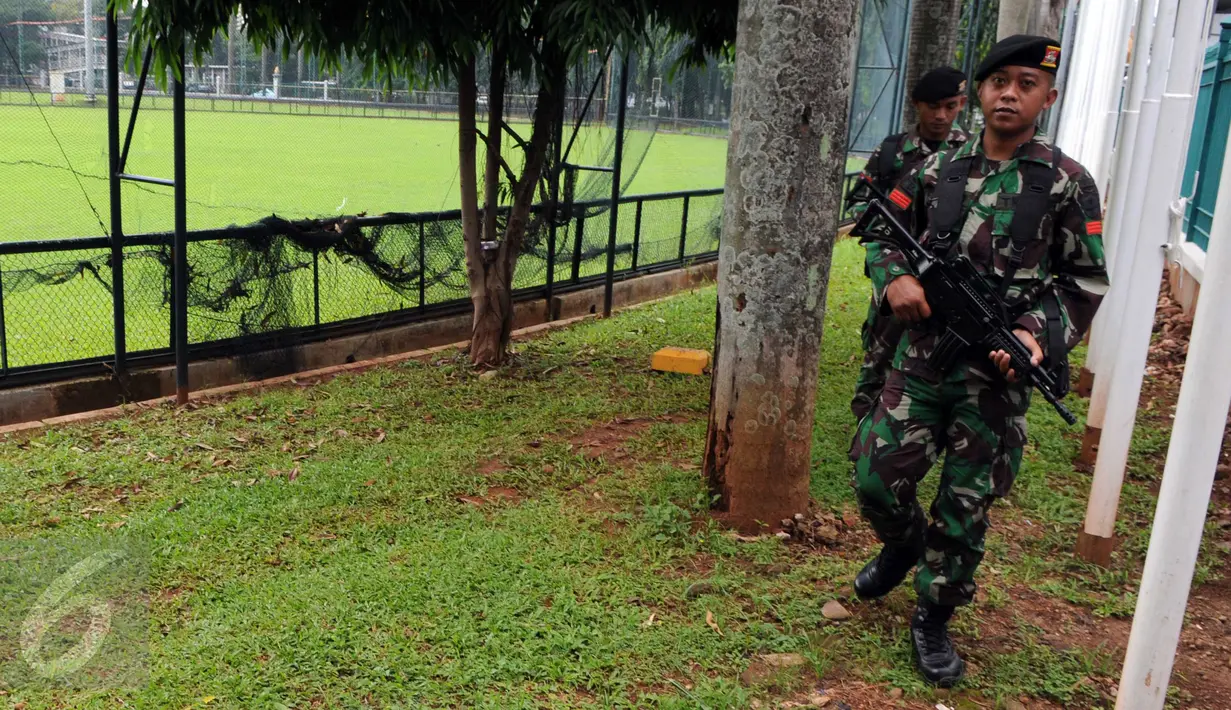 Anggota TNI melakukan patroli di sekitar Gelora Bung Karno jelang KTT OKI, Jakarta, Sabtu (5/3/2016). Penjagaan pusat kota diperketat menjelang pelaksanaan KTT Luar Biasa OKI pada 6-7 Maret di JCC Senayan. (Liputan6.com/Helmi Afandi)