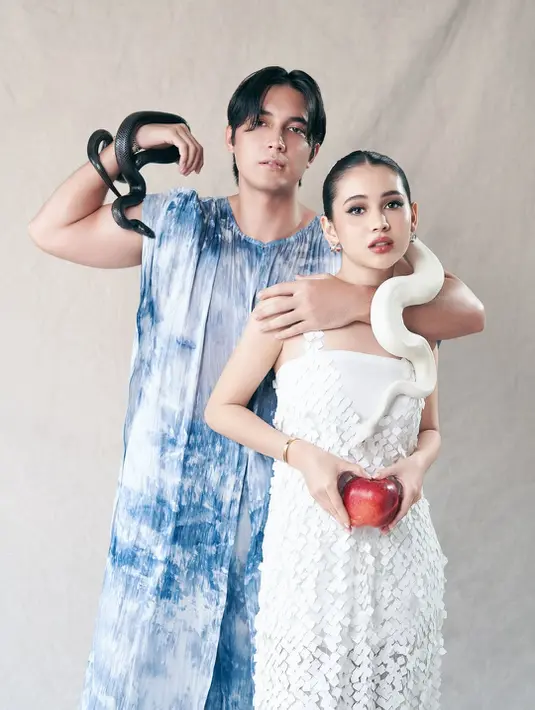 Tanpa ragu, kedua berpose estetik bersama sepasang ular berwarna putih dan hitam polos yang langka [@sandrinna_11]