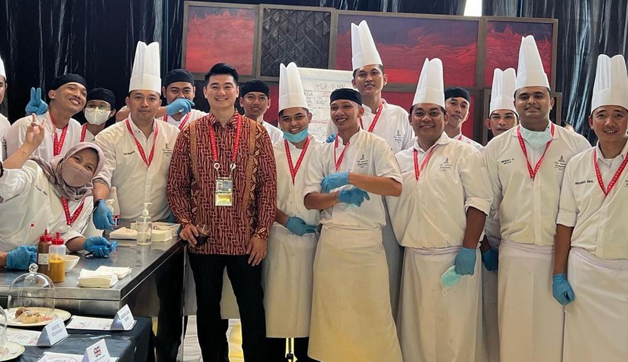 Pria asal Surabaya itu ditunjuk sebagai chef atau koki untuk jamuan makan malam di acara kenegaraan tersebut. Melalui media sosialnya, Chef Arnold membagikan beberapa momen keseruan dirinya ikut di KTT G20 di Bali. (Liputan6.com/IG/@arnoldpo)