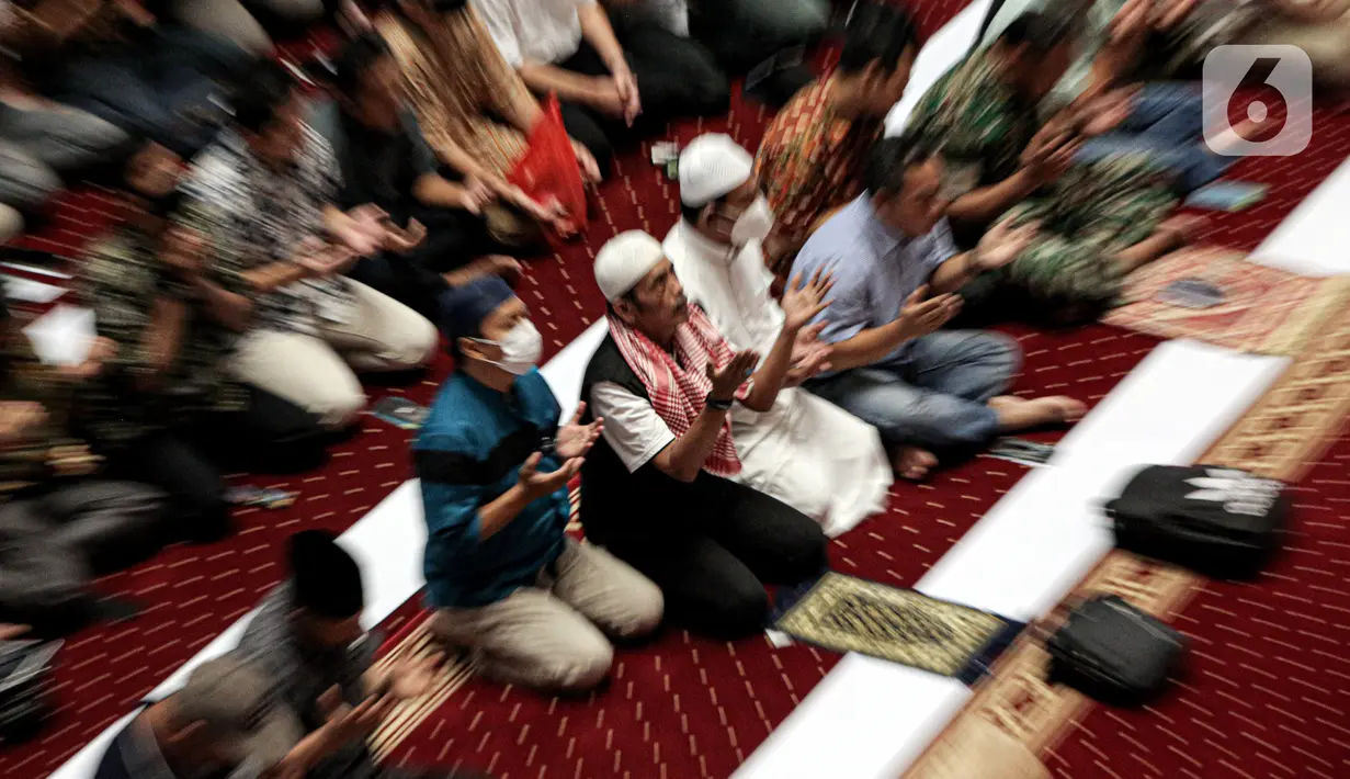 Sejumlah jemaah memanjatkan doa saat pelaksanaan salat gaib di Masjid Istiqlal, Jakarta, Jumat (10/2/2023). Salat gaib tersebut dilakukan untuk mendoakan para korban gempa di Turki dan Suriah. (Liputan6.com/Faizal Fanani)
