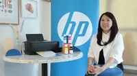 Ellya Cen, Indonesia Print Category Manager, HP Inc dengan HP Ink Tank 415 Wireless Printer pada acara HP Print Workshop untuk UKM dan bisnis rumahan.