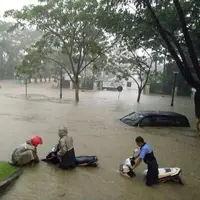 Hujan deras yang mengguyur kota Surabaya ternyata membuat sebagian perumahan elite ikut terkena banjir.