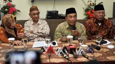 Sesepuh PPP, Lukman Hakim Hasibuan (kedua kanan) ketika memberi keterangan pers di Jakarta, Kamis (18/2). Para sesepuh mengajak kedua kubu yakni Djan Farid dan Romahurmuziy segera mengakhiri perseteruan dengan segera islah. (Liputan6.com/Johan Tallo)