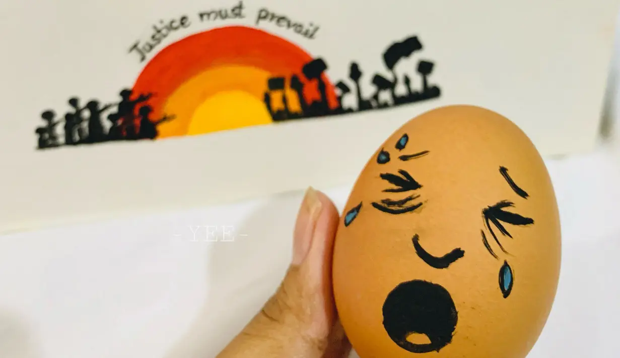 Telur yang dihiasi dengan desain untuk mendukung pengunjuk rasa yang berdemonstrasi menentang kudeta militer di Myanmar, bertepatan dengan Minggu Paskah pada 4 April 2021. Demonstran di Myanmar ramai-ramai membuat telur Paskah bergambar simbol perlawanan. (Handout/FACEBOOK/AFP)