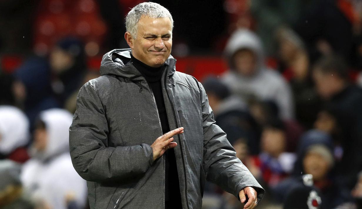Ekspresi pelatih Manchester United, Jose Mourinho saat memimpin timnya melawan Brighton pada lanjutan Premier League di Old Trafford, Manchester,(25/11/2017). Manchester United menang tipis 1-0. (Martin Rickett/PA via AP)